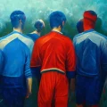 два игрока из синей футбольной команды и один из красной стоят с друг другом